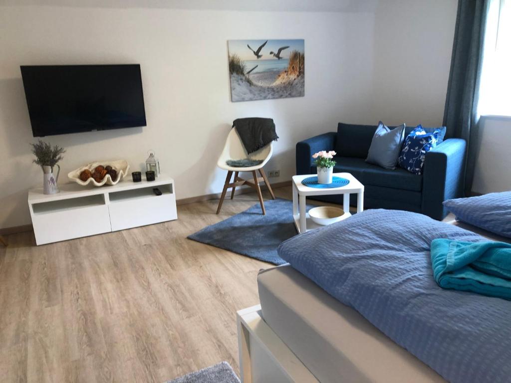Una televisión o centro de entretenimiento en Ferienwohnung "Wustrow"