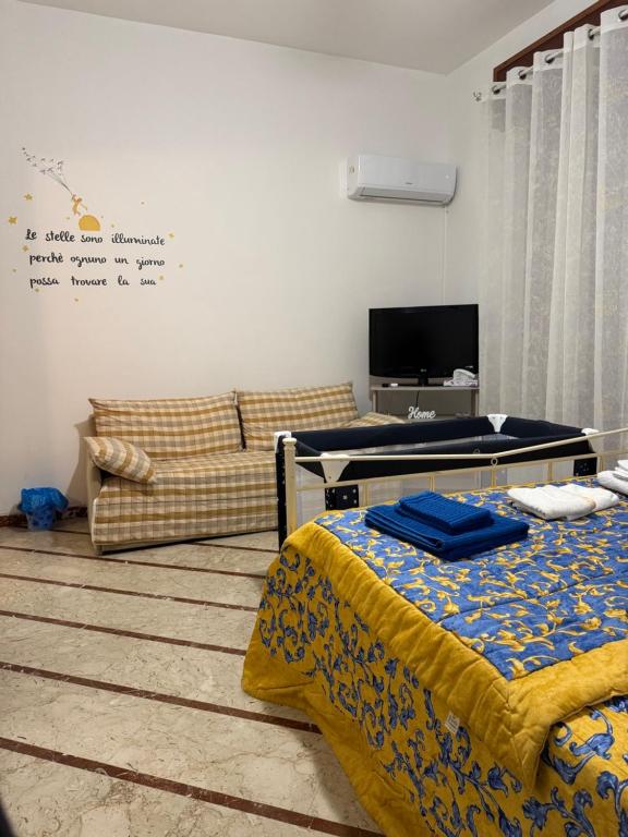 una sala de estar con dos camas y un sofá en Casa Vacanze Amore, en San Vito lo Capo