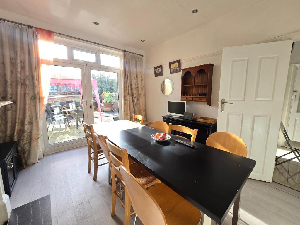 Φωτογραφία από το άλμπουμ του Lennox Gardens NW10 στο Λονδίνο