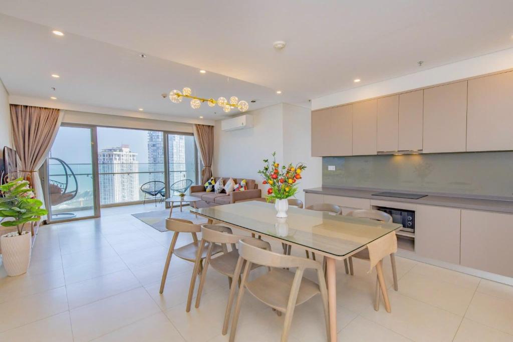 Three-Bedroom Premium Apartment Sea View with Balcony