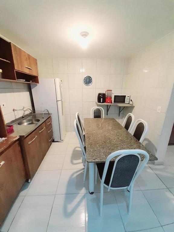 Kuchyň nebo kuchyňský kout v ubytování Casa em condomínio, com piscina, parquinho infantil, internet 500mb, ideal para família, garagem para 2 carros, com 2 quartos sendo 1 suíte, com Smart TV, 400m da PRAIA