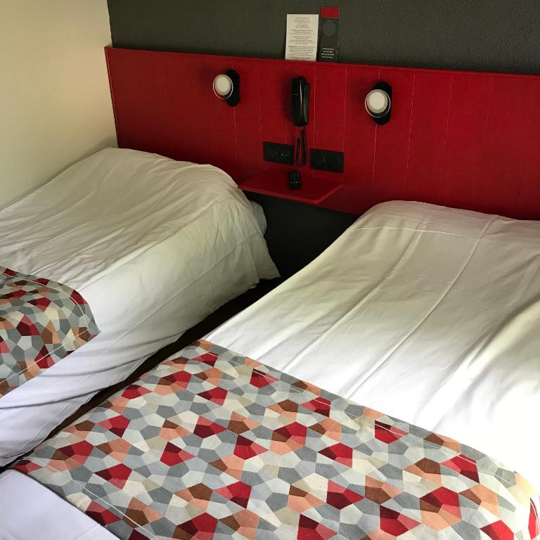 Postel nebo postele na pokoji v ubytování Hostellerie Le Mirabeau