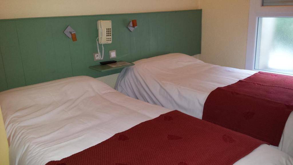 Postel nebo postele na pokoji v ubytování Hostellerie Le Mirabeau