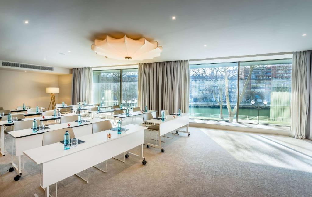 Der Geschäftsbereich oder Konferenzraum in der Unterkunft Barceló Bilbao Nervión