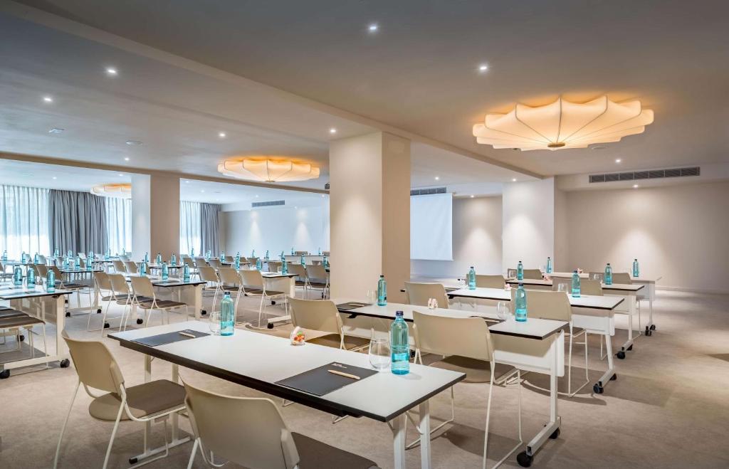 Ein Sitzbereich in der Unterkunft Barceló Bilbao Nervión