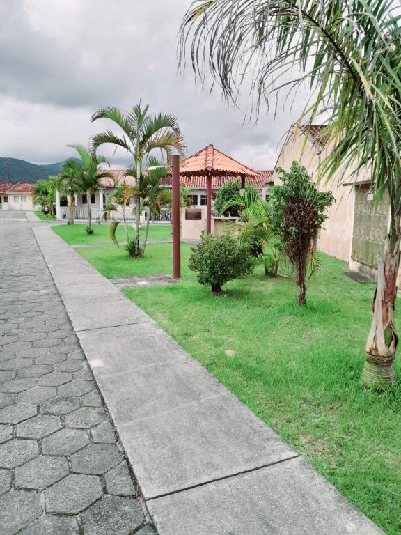 Zahrada ubytování Casa em condomínio, com piscina, parquinho infantil, internet 500mb, ideal para família, garagem para 2 carros, com 2 quartos sendo 1 suíte, com Smart TV, 400m da PRAIA