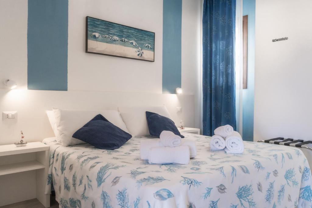 Łóżko lub łóżka w pokoju w obiekcie Caletta sul Mare