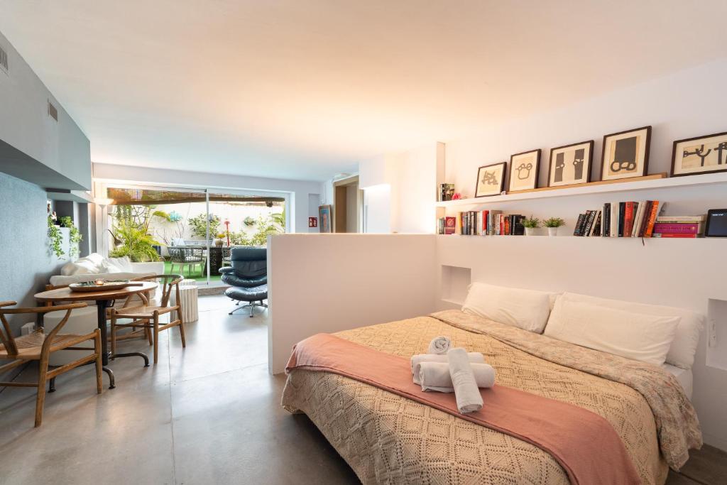 A seating area at Sitges Beach Hostal