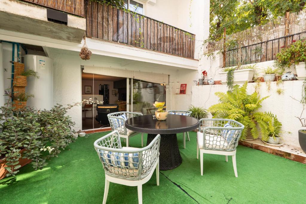 A balcony or terrace at Sitges Beach Hostal