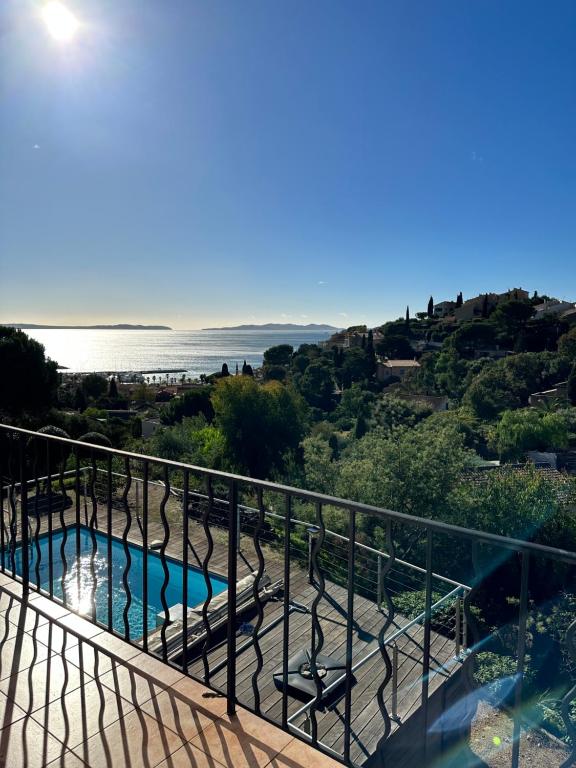 un balcon avec vue sur l'océan dans l'établissement Villa RoseAzur, au Lavandou