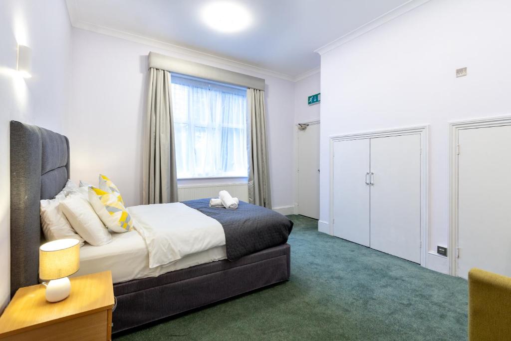 London Gatwick Inn - Double Room With Shared Bathroom