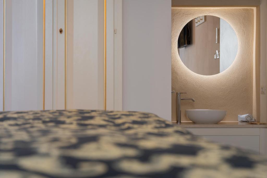 a bedroom with a bed and a sink and a mirror at FloVe' Rooms Venice in Venice