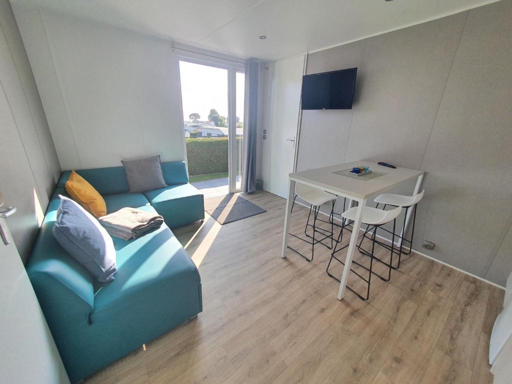 TV a/nebo společenská místnost v ubytování Campingland Ostsee - Mobilheim 111Meerblick