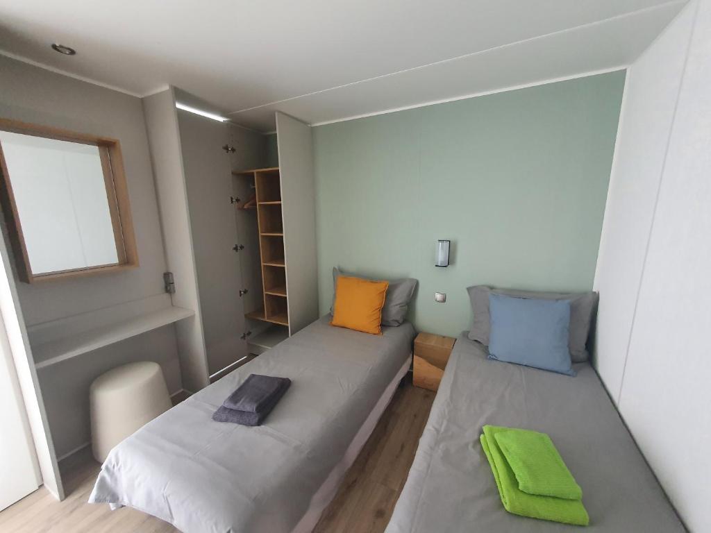 Postel nebo postele na pokoji v ubytování Campingland Ostsee - Mobilheim 111Meerblick