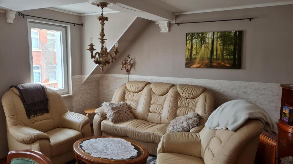 a living room with two chairs and a couch at Pension Kapellenstraße - Ferienwohnung mit individueller Ausstattung - jedes Zimmer ist anders Komplette Küche in Erfurt