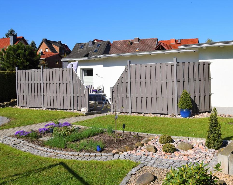 a garden in front of a house with a fence at Ferienwohnung Borken in Bad Salzungen