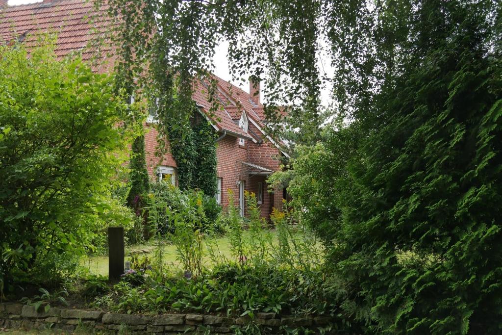 una casa con edera che cresce su un lato di essa di Ferienwohnung Auszeit a Geeste