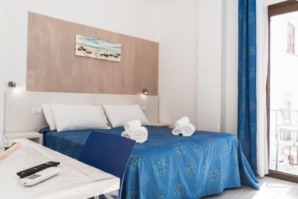 pokój z 2 łóżkami i ręcznikami w obiekcie Caletta sul Mare w mieście La Caletta