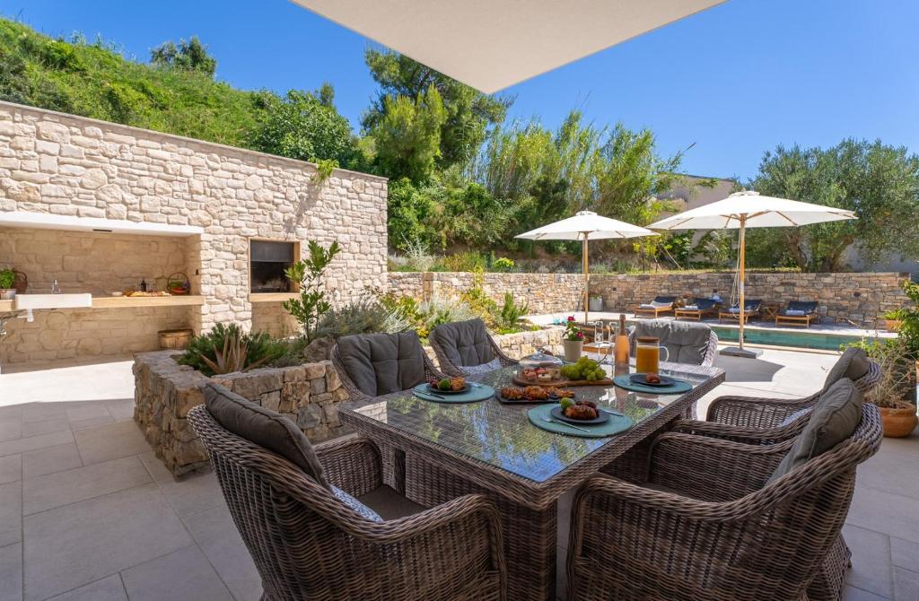 Posedenie v ubytovaní New! Villa Praska with private 28,5 sqm pool, 3 en-suite bedrooms, Sauna, 1km to Beach