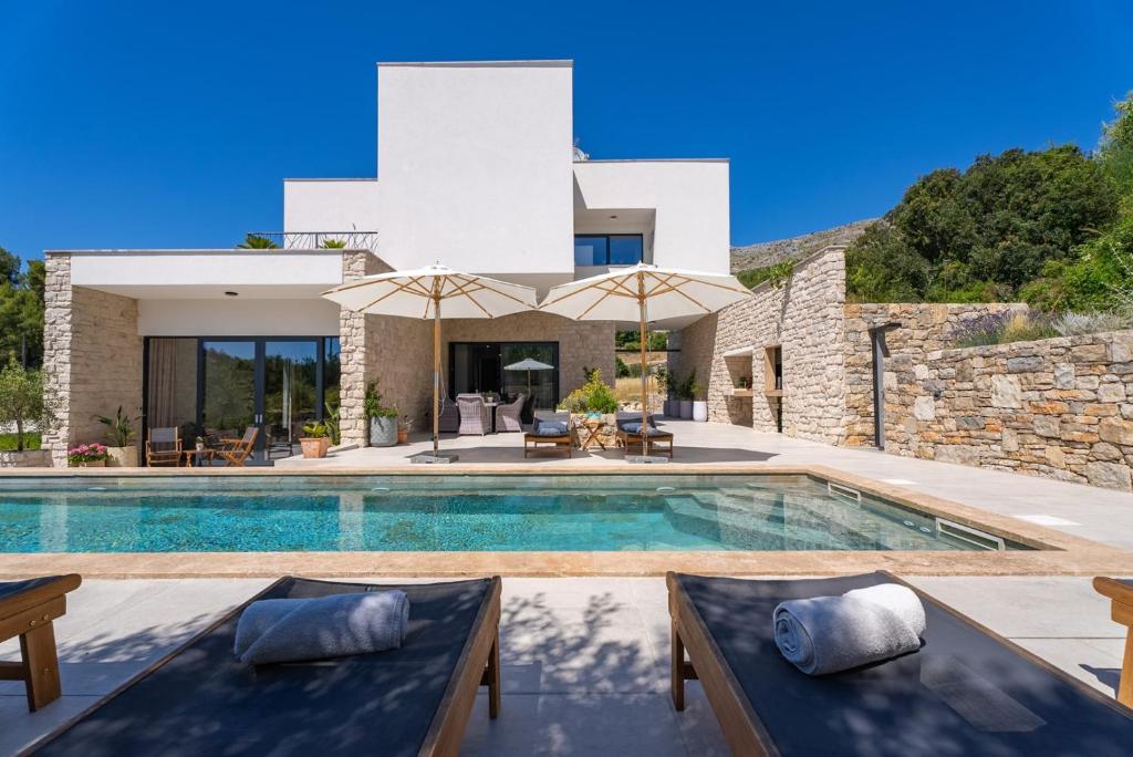 New! Villa Praska with private 28,5 sqm pool, 3 en-suite bedrooms, Sauna, 1km to Beach