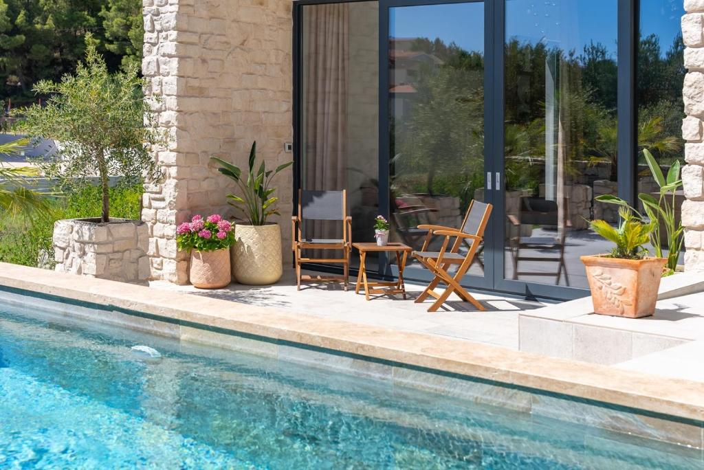 Bazén v ubytovaní New! Villa Praska with private 28,5 sqm pool, 3 en-suite bedrooms, Sauna, 1km to Beach alebo v jeho blízkosti