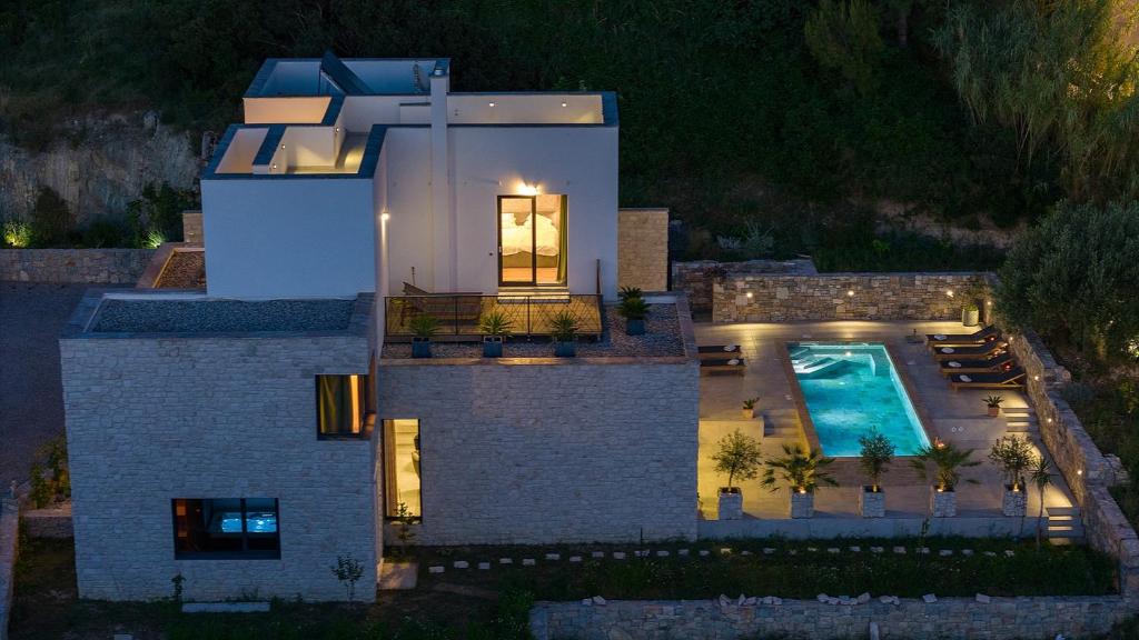 Bazén v ubytovaní New! Villa Praska with private 28,5 sqm pool, 3 en-suite bedrooms, Sauna, 1km to Beach alebo v jeho blízkosti