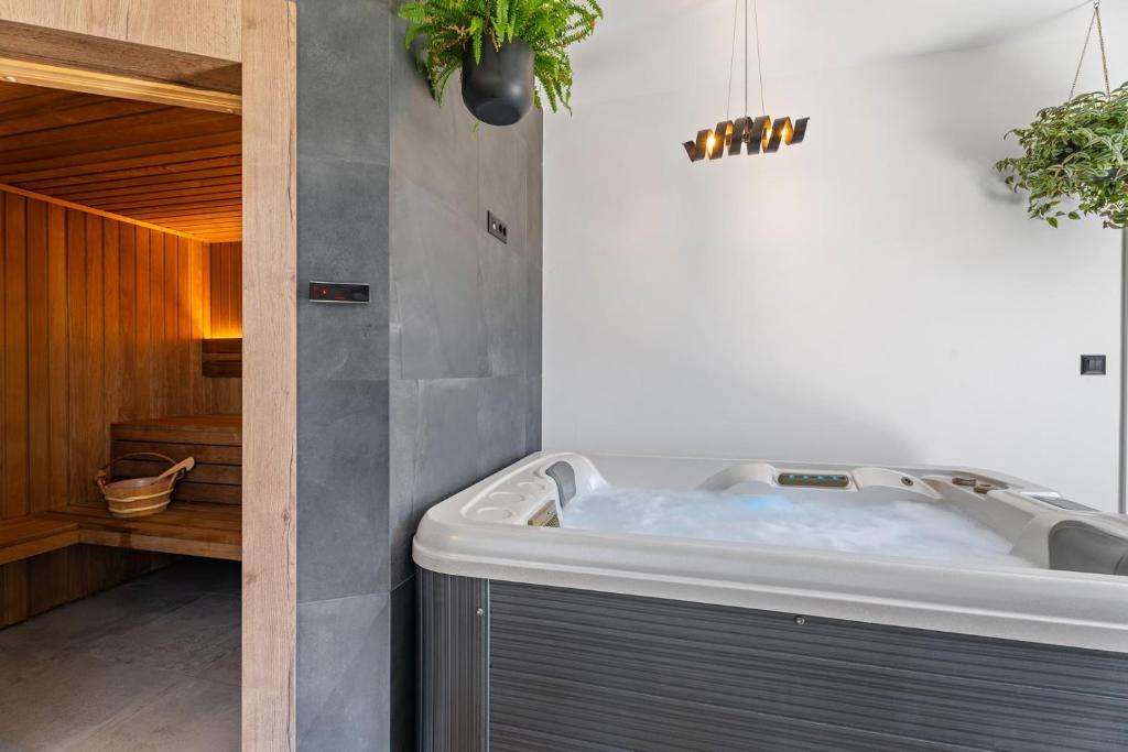 Kúpeľňa v ubytovaní New! Villa Praska with private 28,5 sqm pool, 3 en-suite bedrooms, Sauna, 1km to Beach