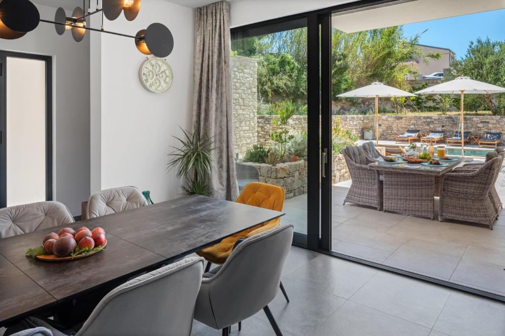 Posedenie v ubytovaní New! Villa Praska with private 28,5 sqm pool, 3 en-suite bedrooms, Sauna, 1km to Beach