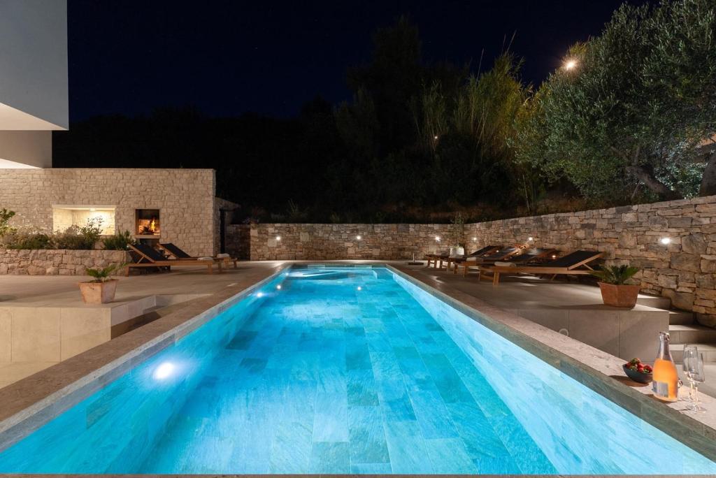 Bazén v ubytovaní New! Villa Praska with private 28,5 sqm pool, 3 en-suite bedrooms, Sauna, 1km to Beach alebo v jeho blízkosti