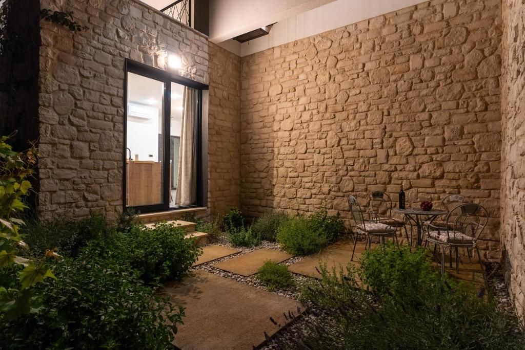 Vonkajšia záhrada v ubytovaní New! Villa Praska with private 28,5 sqm pool, 3 en-suite bedrooms, Sauna, 1km to Beach