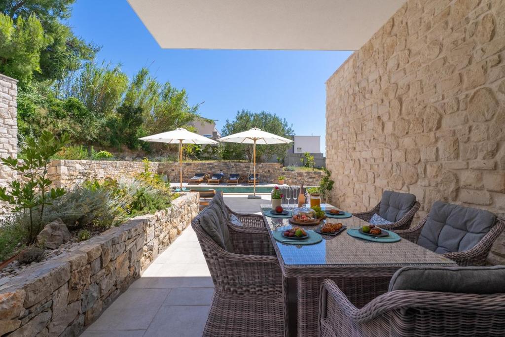 Posedenie v ubytovaní New! Villa Praska with private 28,5 sqm pool, 3 en-suite bedrooms, Sauna, 1km to Beach