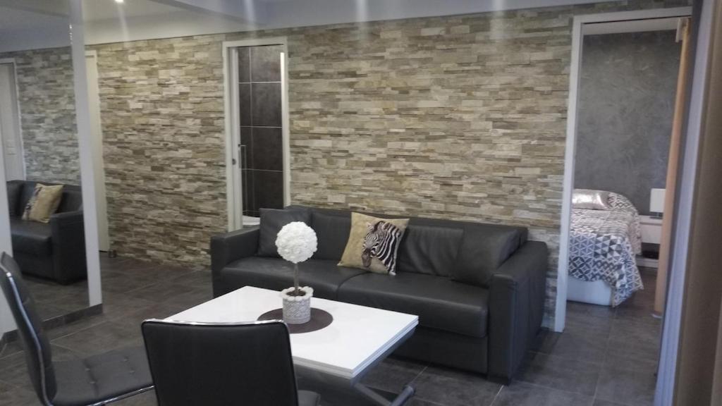 un salon avec un canapé et une table dans l'établissement Elegant F2 with all comforts in center of Cannes, à Cannes