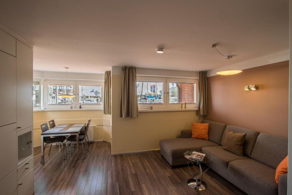 un salon avec un canapé et une table dans l'établissement ancora Marina Haus 1 Nr 01, Typ 1, à Neustadt in Holstein