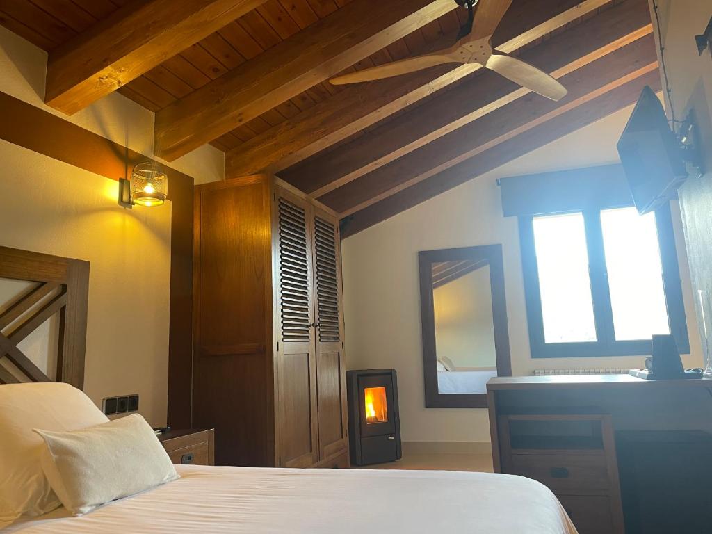 Postel nebo postele na pokoji v ubytování Les Flors - Hotel Rural & Cabanyes