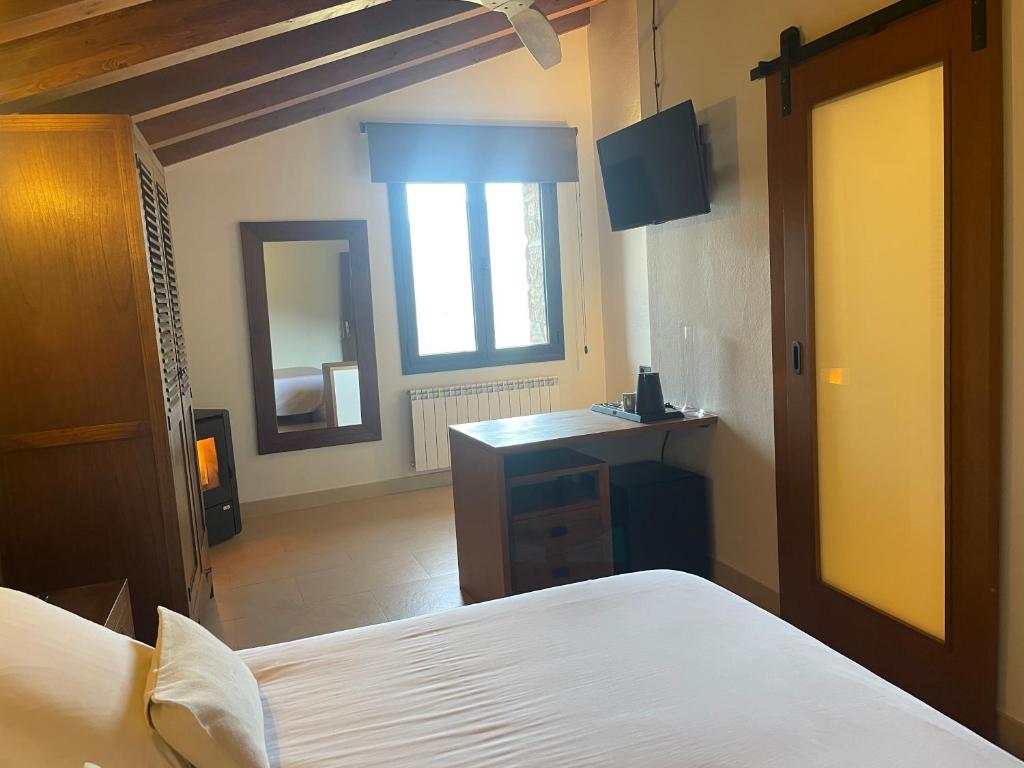 Postel nebo postele na pokoji v ubytování Les Flors - Hotel Rural & Cabanyes