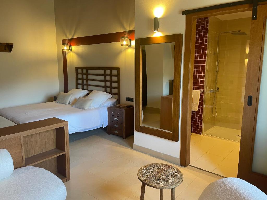 Postel nebo postele na pokoji v ubytování Les Flors - Hotel Rural & Cabanyes