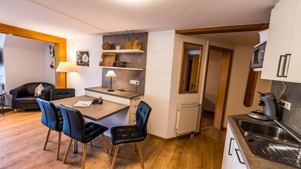 Kuchyň nebo kuchyňský kout v ubytování Gästehaus Holzer Kreuz - Ferienwohnung "Narzisse"