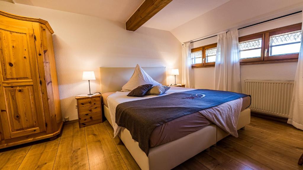 Postel nebo postele na pokoji v ubytování Gästehaus Holzer Kreuz - Ferienwohnung "Narzisse"