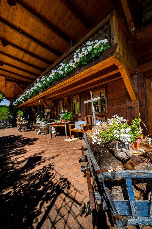 Restaurace v ubytování Gästehaus Holzer Kreuz - Ferienwohnung "Narzisse"