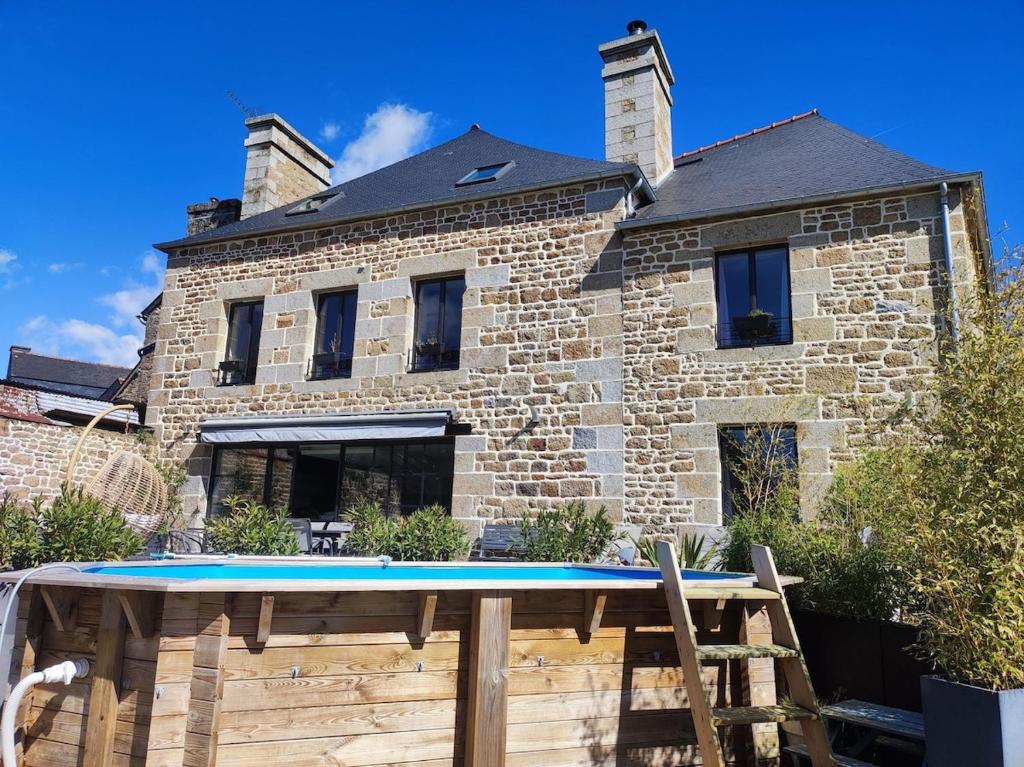 une maison avec une piscine devant dans l'établissement Grande maison familiale avec piscine, à Saint-Ouen-des-Alleux