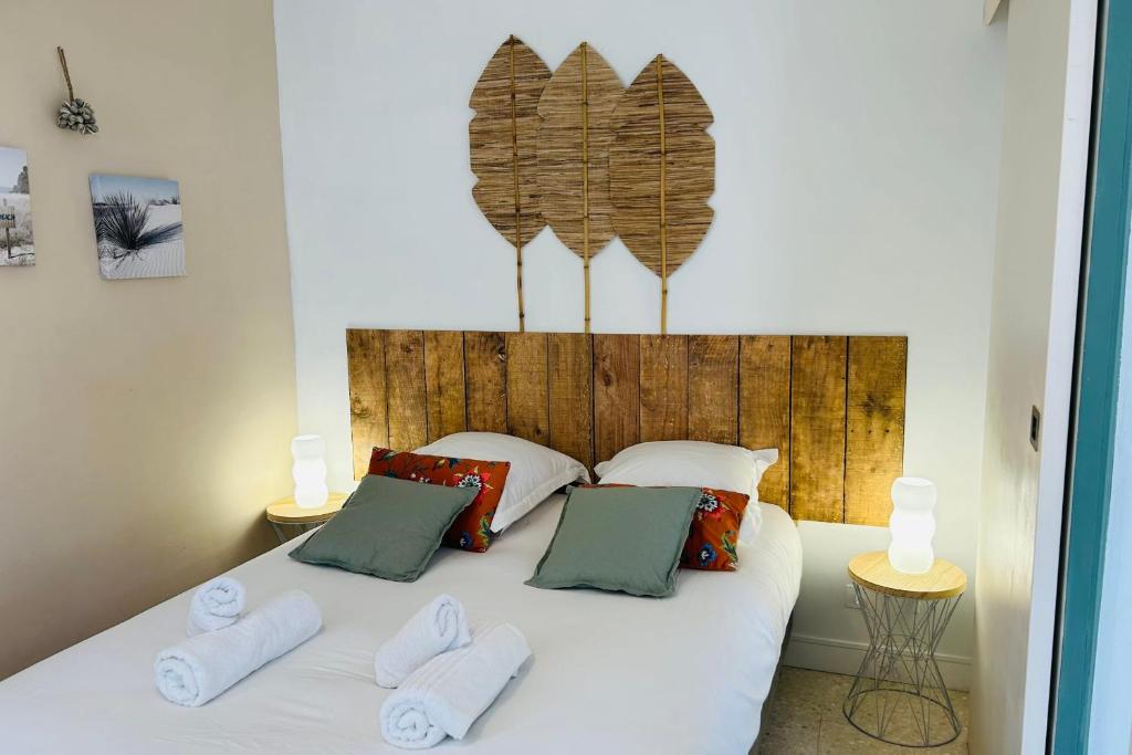 - une chambre avec un lit blanc et trois oreillers dans l'établissement T2 in La Favière - 5 minutes from the beach, à Bormes-les-Mimosas