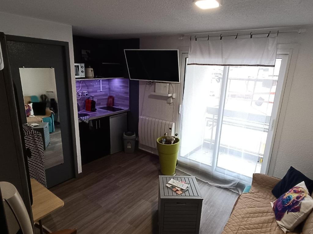 TV a/nebo společenská místnost v ubytování Chez Lilie, Studio cosy classé 2 étoiles Plage de Stella