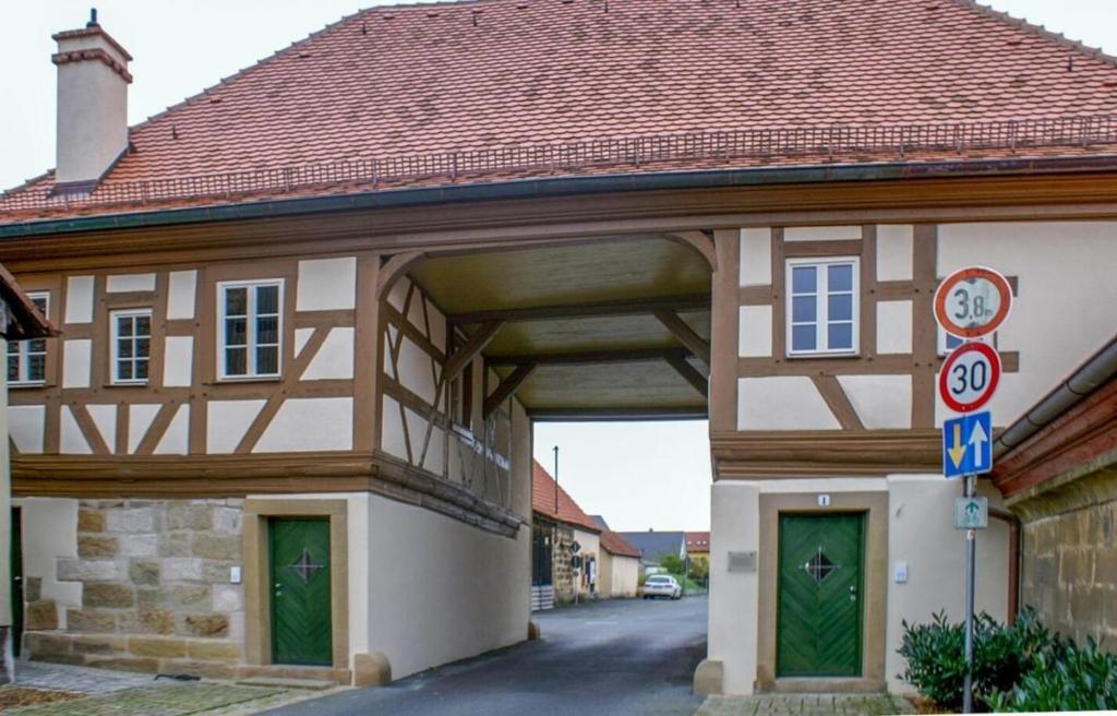 ein großes Gebäude mit einer Garage in einer Stadt in der Unterkunft Torhaus Rattelsdorf - Wohnung 2 Edelweiß in Rattelsdorf