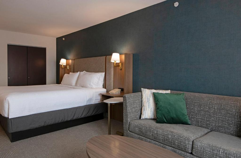 Postel nebo postele na pokoji v ubytování Holiday Inn Hotel and Suites-Kamloops by IHG