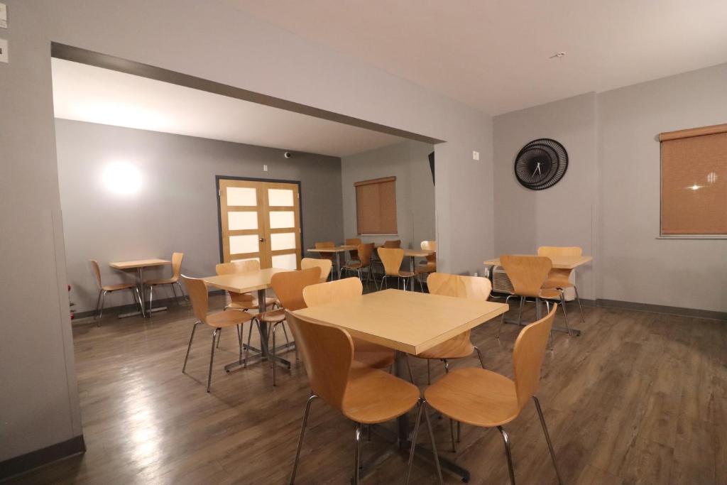 Posezení v ubytování Days Inn by Wyndham Stony Plain