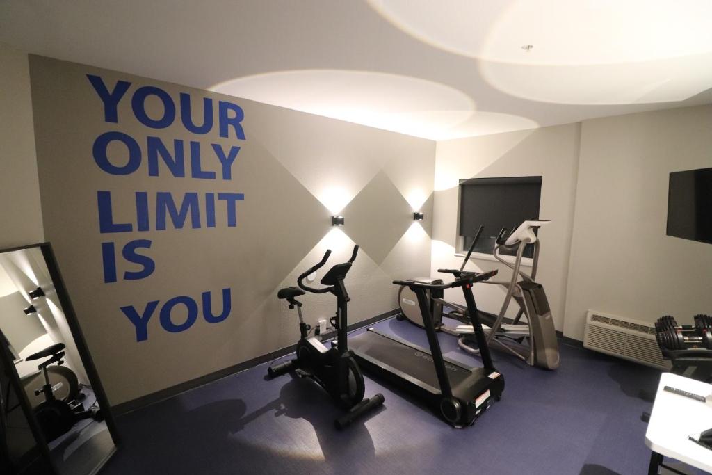 Fitness centrum a/nebo fitness zařízení v ubytování Days Inn by Wyndham Stony Plain