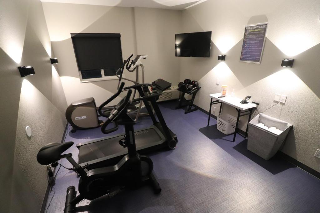 Fitness centrum a/nebo fitness zařízení v ubytování Days Inn by Wyndham Stony Plain