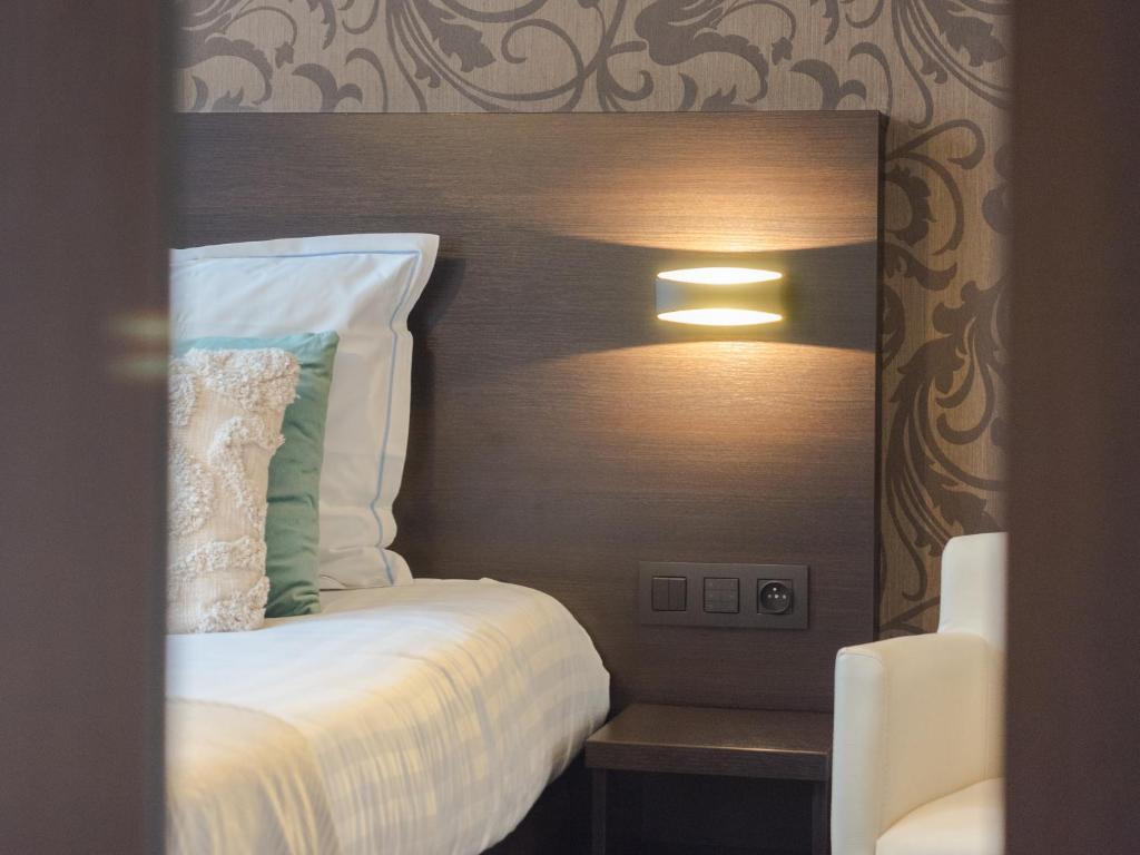 Postel nebo postele na pokoji v ubytování Hotel Kristoffel - Ontbijt inbegrepen