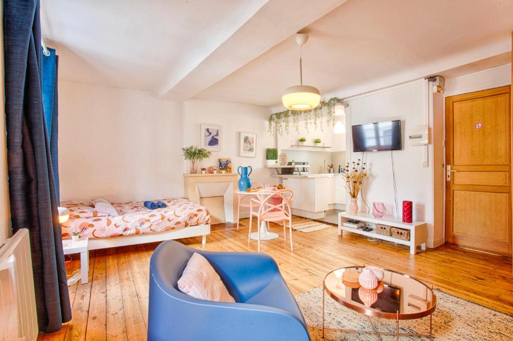 Televízia a/alebo spoločenská miestnosť v ubytovaní NavyRose - Joli Studio - Centre Ville de Caen