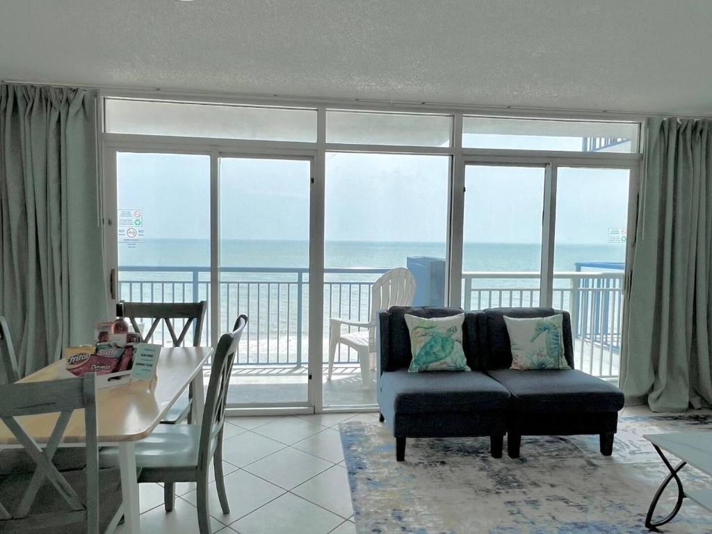 ein Wohnzimmer mit Blick auf das Meer in der Unterkunft Oceanfront Luxury 2BR King Suite Atlantica Resort in Myrtle Beach
